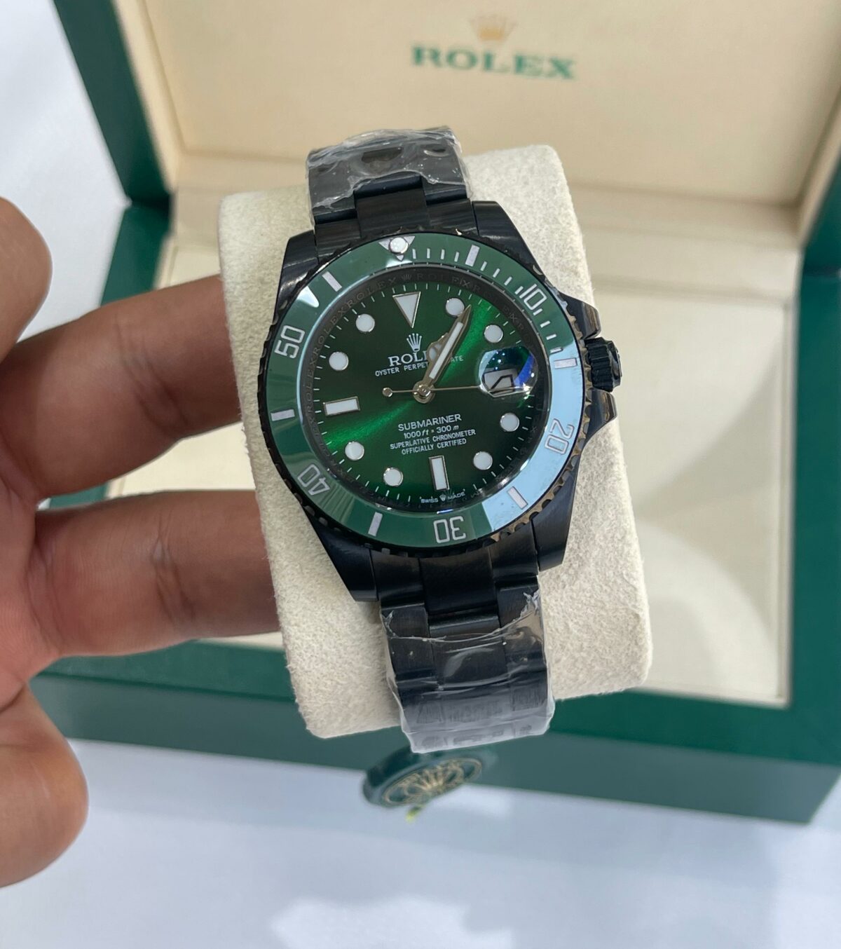 ساعة Rolex Submariner لون اسود اطار اخضر