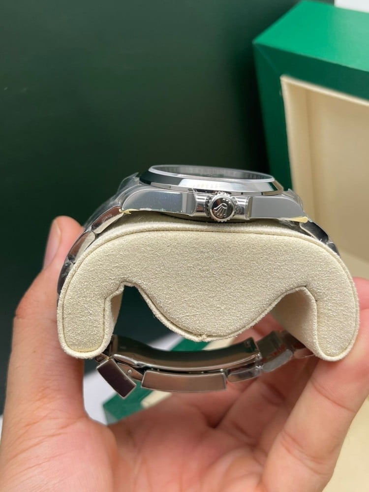 ساعة Rolex Classic لون ابيض واسود وازرق واخضر