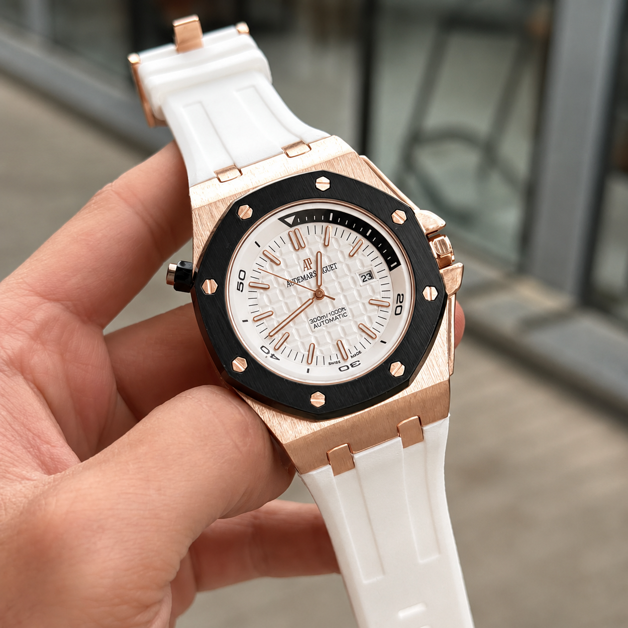 ساعة Audemars Piguet Rubber Strap Watch – Date Display لون ابيض بالكامل واسود بالكامل