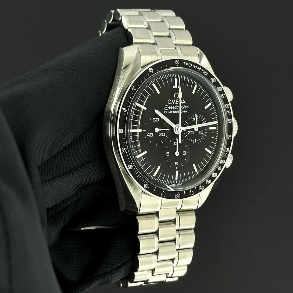 ساعة Omega Chronograph Watch –  لون سيلفر ميناء اسود _ و ميناء ابيض في ازرق
