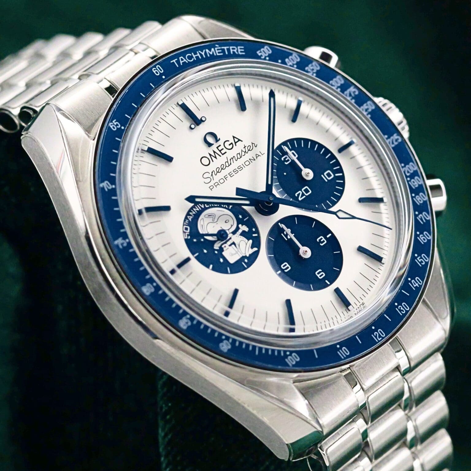 ساعة Omega Chronograph Watch –  لون سيلفر ميناء اسود _ و ميناء ابيض في ازرق