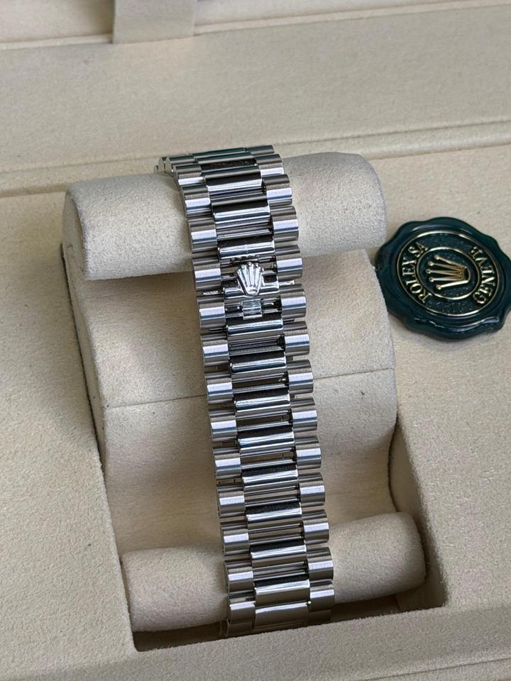 ساعة Rolex Day-Date Arabic Numerals – Baby Blue Dial بها 2 نتيجة اطار شروط