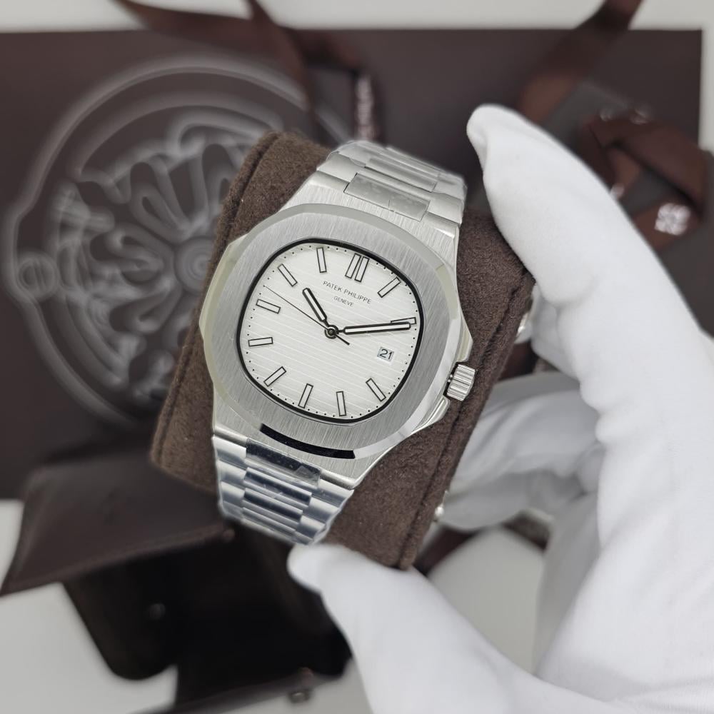 ساعة Patek Philippe Men’s Metal Watch –  with Date ماكينة سحاب ظهر شفاف لون سيلفر ميناء ابيض واسود وازرق 