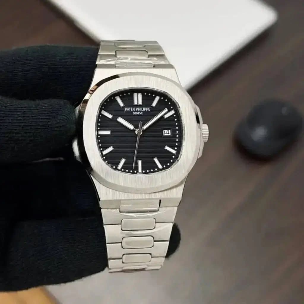 ساعة Patek Philippe Men’s Metal Watch –  with Date ماكينة سحاب ظهر شفاف لون سيلفر ميناء ابيض واسود وازرق 