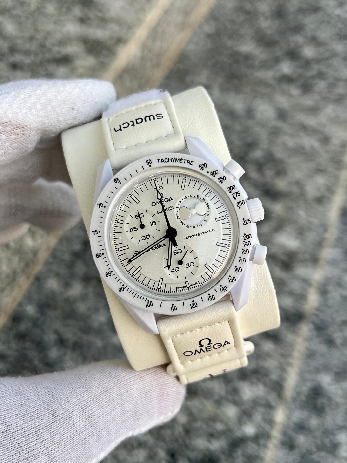 ساعة Omega x Swatch Chronograph لون اسود وابيض وازرق