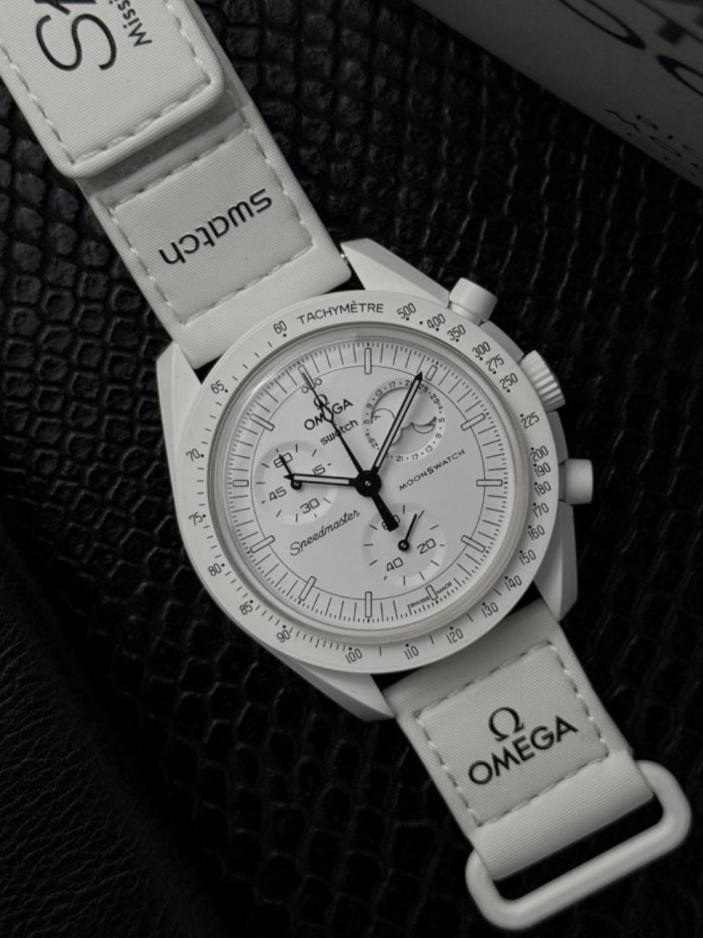 ساعة Omega x Swatch Chronograph لون اسود وابيض وازرق
