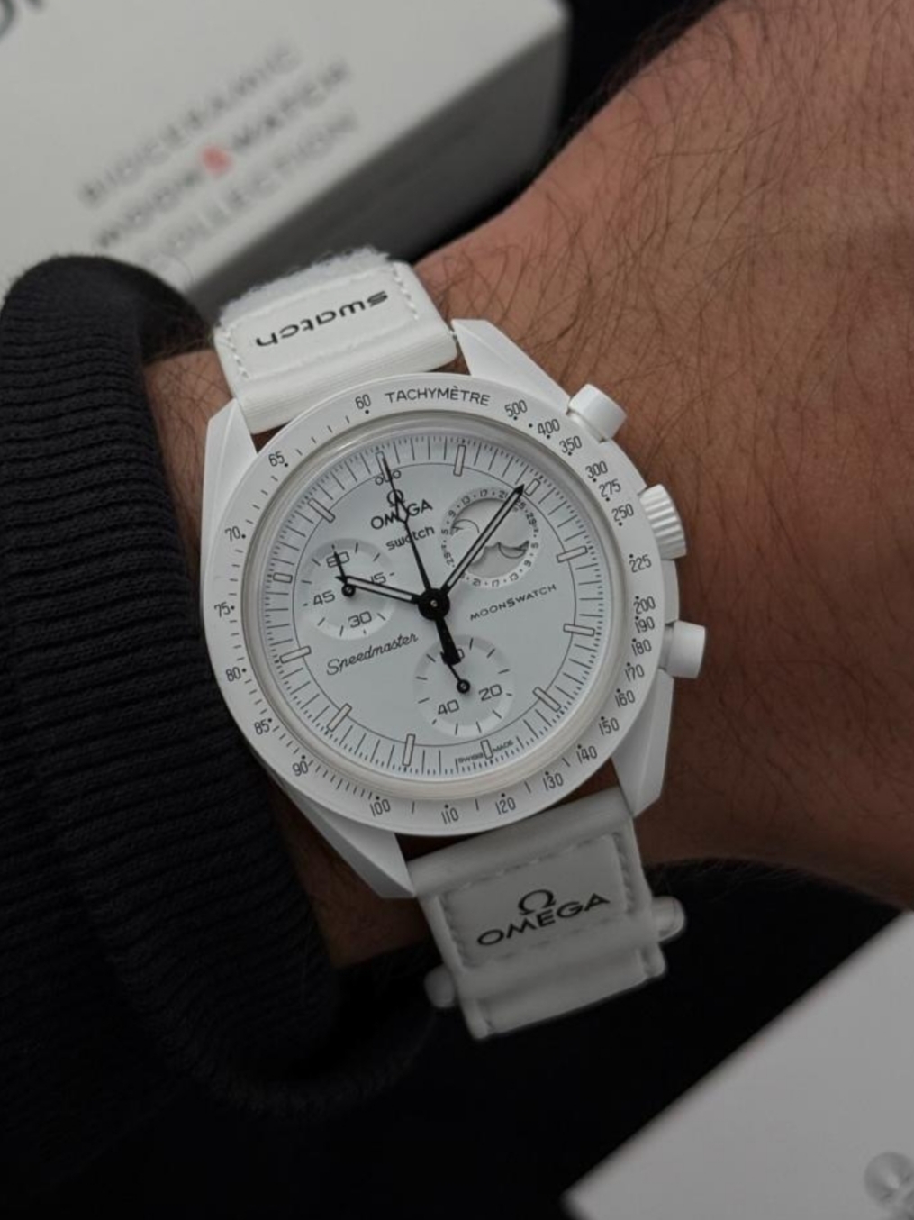 ساعة Omega x Swatch Chronograph لون اسود وابيض وازرق